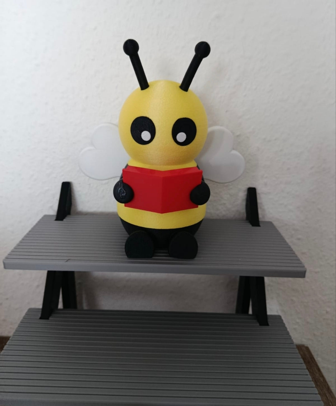 🐝 Bienenfigur mit Buch – Dekofigur