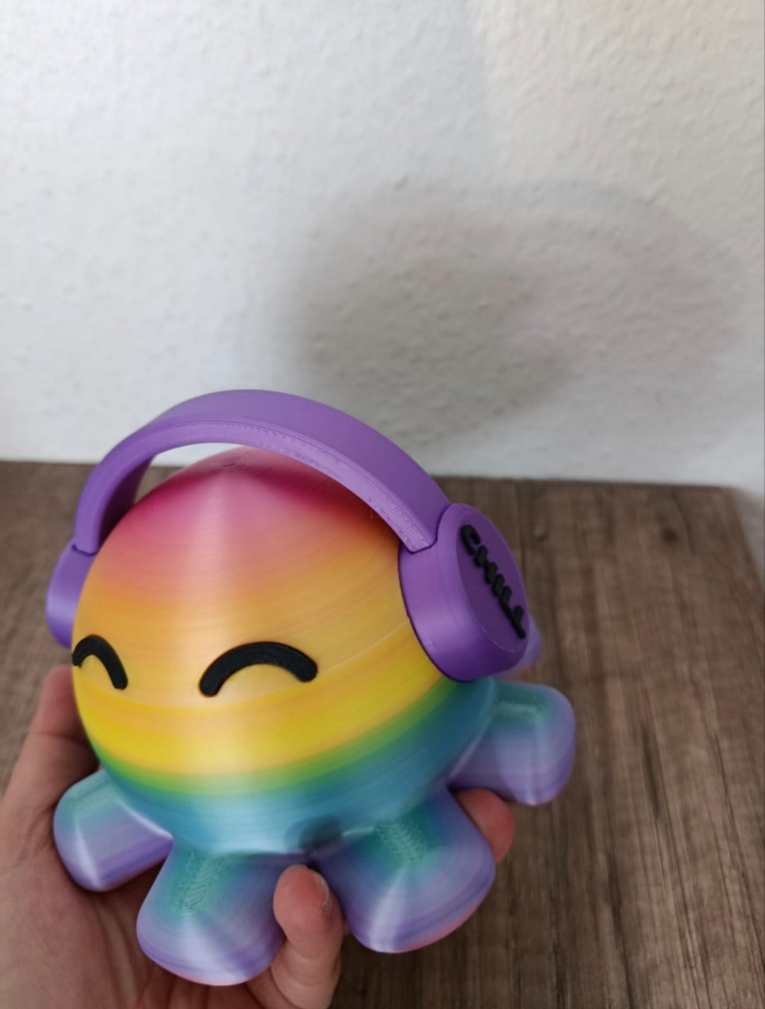 🐙 Regenbogen Oktopus mit Kopfhörern – Dekofigur