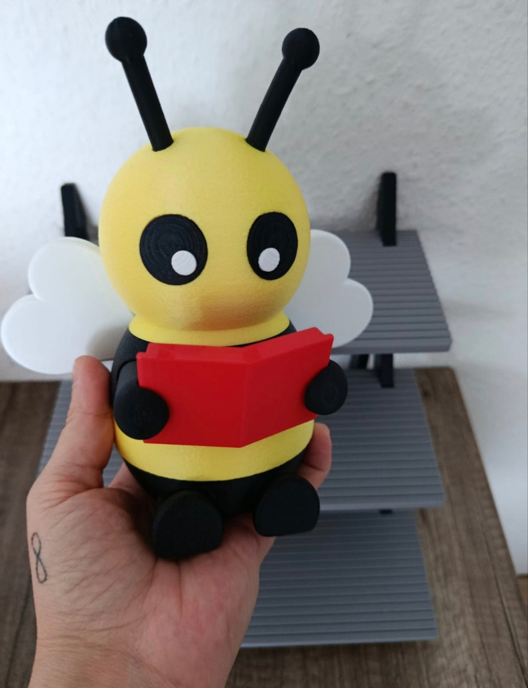 🐝 Bienenfigur mit Buch – Dekofigur